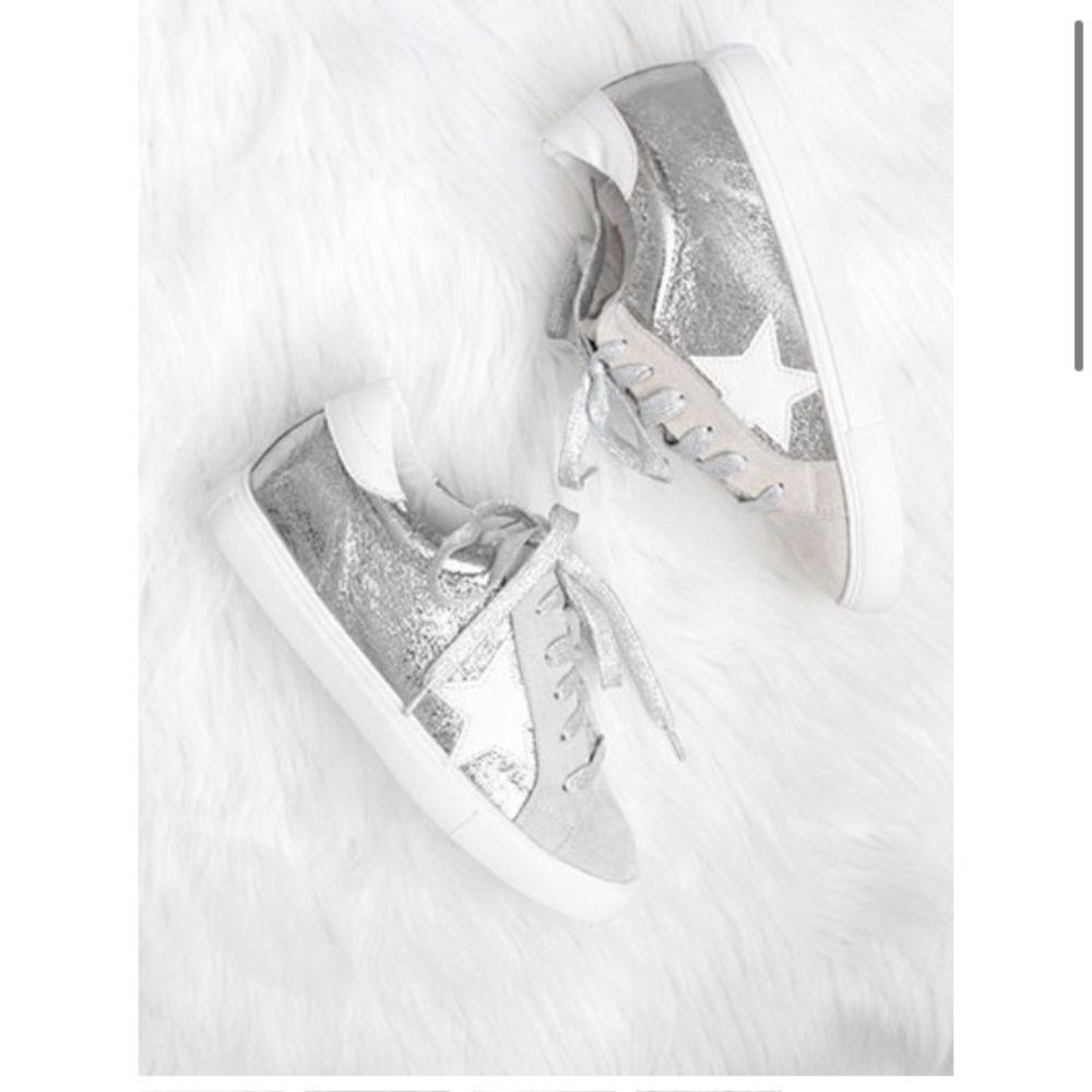Metallic Lace Up Low-Top Star Sneakers in Silver